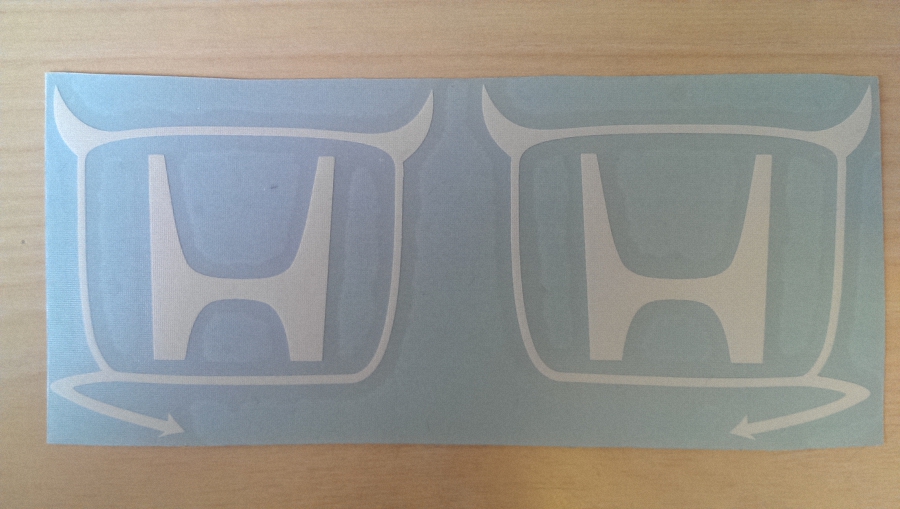 Наклейка на стекло Хонда с рожками в наличии 14х6 см.